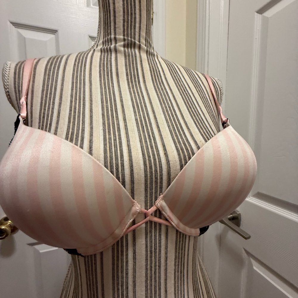 Victorias Secret Bombshell Convertible Pink and Black Lace Bra - Picture 3 of 10